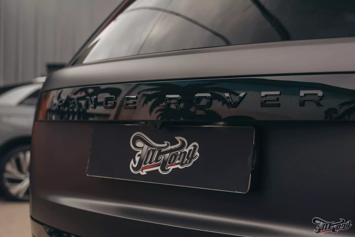 Эксклюзивный Range Rover Long: оклейка в матовый полиуретан, тотальный антихром, новые кованые диски и шиномонтаж, покрытие керамикой